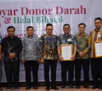 Wali Kota Pontianak Edi Rusdi Kamtono menyerahkan piagam penghargaan kepada para pendonor yang telah mendonorkan darahnya untuk kemanusiaan.