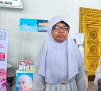 Aila Afifah (13), siswi Kelas VInSD LKIA Pontianak menjadi jemaah calon haji termuda asal Kota Pontianak.