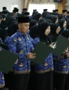 Para pejabat fungsional saat mengucapkan sumpah dan janjinya pada pelantikan.
