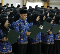 Para pejabat fungsional saat mengucapkan sumpah dan janjinya pada pelantikan.