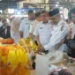 Sekretaris Daerah Kota Pontianak Amirullah bersama Tim Satgas Pangan Kota Pontianak menggelar sidak harga komoditas pangan di Pasar Flamboyan.