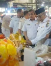 Sekretaris Daerah Kota Pontianak Amirullah bersama Tim Satgas Pangan Kota Pontianak menggelar sidak harga komoditas pangan di Pasar Flamboyan.