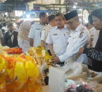 Sekretaris Daerah Kota Pontianak Amirullah bersama Tim Satgas Pangan Kota Pontianak menggelar sidak harga komoditas pangan di Pasar Flamboyan.