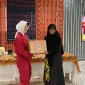 Ketua Dekranasda Kota Pontianak Yanieta Arbiastutie menyerahkan cenderamata kepada Ketua DWP Kementerian Lingkungan Hidup.