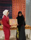 Ketua Dekranasda Kota Pontianak Yanieta Arbiastutie menyerahkan cenderamata kepada Ketua DWP Kementerian Lingkungan Hidup.