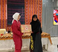 Ketua Dekranasda Kota Pontianak Yanieta Arbiastutie menyerahkan cenderamata kepada Ketua DWP Kementerian Lingkungan Hidup.