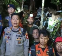 Tim gabungan mengevakuasi korban dari lokasi jatuhnya helikopter PK-CFX di hutan Sekadau Kalimantan Barat.