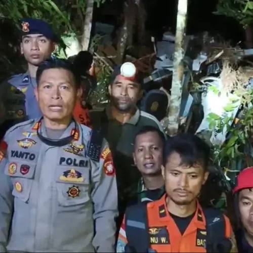 Tim gabungan mengevakuasi korban dari lokasi jatuhnya helikopter PK-CFX di hutan Sekadau Kalimantan Barat.