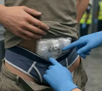 Ilustrasi - Petugas kepolisian mengamankan mahasiswa yang menyelundupkan sabu di Bandara Supadio Kubu Raya.