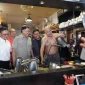 Menko Polkam RI Jenderal TNI (Purn) Djamari Chaniago didampingi Wali Kota Pontianak Edi Rusdi Kamtono melihat langsung proses peracikan kopitiam di Warkop Asiang, Pontianak.