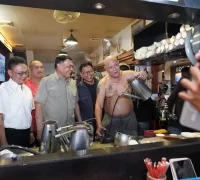 Menko Polkam RI Jenderal TNI (Purn) Djamari Chaniago didampingi Wali Kota Pontianak Edi Rusdi Kamtono melihat langsung proses peracikan kopitiam di Warkop Asiang, Pontianak.