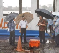 Anggota Komisi V DPR RI Yuliansyah bersama Wali Kota Pontianak Edi Rusdi Kamtono serta dari Kementerian Perhubungan meninjau langsung kondisi dermaga Feri Penyeberangan Bardanadi.