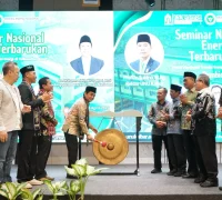 Pemukulan gong menandai dimulainya Seminar Nasional Energi Terbarukan.