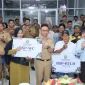 Wali Kota Pontianak Edi Rusdi Kamtono foto bersama seluruh penerima manfaat bantuan stimulan perbaikan rumah tak layak huni dan perbaikan WC.