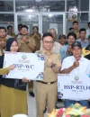 Wali Kota Pontianak Edi Rusdi Kamtono foto bersama seluruh penerima manfaat bantuan stimulan perbaikan rumah tak layak huni dan perbaikan WC.
