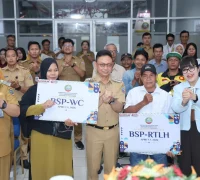 Wali Kota Pontianak Edi Rusdi Kamtono foto bersama seluruh penerima manfaat bantuan stimulan perbaikan rumah tak layak huni dan perbaikan WC.