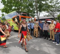 Wali Kota Pontianak Edi Rusdi Kamtono melepas peserta pawai Naik Dango ke-3 Kota Pontianak di Rumah Betang Jalan Sutoyo.
