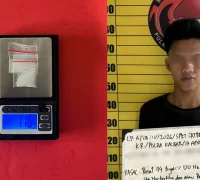 Polisi mengamankan pengedar sabu di Sungai Kakap Kubu Raya beserta barang bukti.