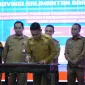 Wali Kota Pontianak Edi Rusdi Kamtono menandatangani berita acara pada Musrenbang Provinsi Kalbar.