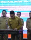 Wali Kota Pontianak Edi Rusdi Kamtono menandatangani berita acara pada Musrenbang Provinsi Kalbar.