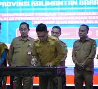 Wali Kota Pontianak Edi Rusdi Kamtono menandatangani berita acara pada Musrenbang Provinsi Kalbar.