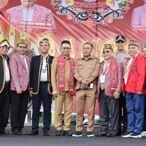 Pembukaan Naik Dango ke-3 di Rumah Radakng Pontianak oleh Wagub Kalbar Krisantus Kurniawan.