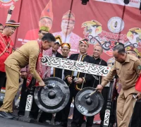 Wakil Gubernur Kalbar Krisantus dan Wali Kota Pontianak Edi Rusdi Kamtono bersama-sama memukul gong menandai dimulainya Naik Dango ke-3 Kota Pontianak 2026.