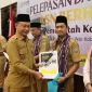Wali Kota Pontianak Edi Rusdi Kamtono menyerahkan SK Plh kepada Kepala Dinas Komunikasi dan Informatika Kota Pontianak Syamsul Akbar.