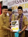 Wali Kota Pontianak Edi Rusdi Kamtono menyerahkan SK Plh kepada Kepala Dinas Komunikasi dan Informatika Kota Pontianak Syamsul Akbar.