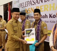 Wali Kota Pontianak Edi Rusdi Kamtono menyerahkan SK Plh kepada Kepala Dinas Komunikasi dan Informatika Kota Pontianak Syamsul Akbar.