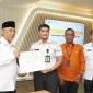 Sekretaris Daerah Kota Pontianak Amirullah menyerahkan sertifikat simbolisasi launching program Kelurahan Cinta Statistik.
