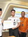 Sekretaris Daerah Kota Pontianak Amirullah menyerahkan sertifikat simbolisasi launching program Kelurahan Cinta Statistik.