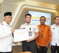Sekretaris Daerah Kota Pontianak Amirullah menyerahkan sertifikat simbolisasi launching program Kelurahan Cinta Statistik.