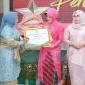 Ketua TP PKK Kota Pontianak Yanieta Arbiastutie Kamtono menerima piagam penghargaan Juara I Monev 10 Program Pokok PKK.