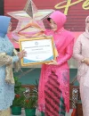 Ketua TP PKK Kota Pontianak Yanieta Arbiastutie Kamtono menerima piagam penghargaan Juara I Monev 10 Program Pokok PKK.