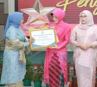 Ketua TP PKK Kota Pontianak Yanieta Arbiastutie Kamtono menerima piagam penghargaan Juara I Monev 10 Program Pokok PKK.