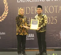 Wakil Wali Kota Pontianak Bahasan menerima piagam penghargaan dari Setara Institute sebagai Kota Terbaik pada Zona Konsolidasi Indeks Kota Toleran 2025.
