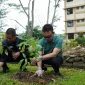 Wali Kota Pontianak Edi Rusdi Kamtono menanam pohon sebagai wujud menghijaukan kota.