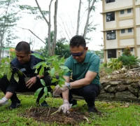 Wali Kota Pontianak Edi Rusdi Kamtono menanam pohon sebagai wujud menghijaukan kota.