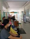 Fisioterapis Endang Sari Purwatiningsih memberikan edukasi kepada pasien dan pengunjung di Klinik Penyakit Anak RSUD SSMA Pontianak, Kamis (23/4/2026).