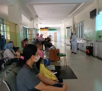 Fisioterapis Endang Sari Purwatiningsih memberikan edukasi kepada pasien dan pengunjung di Klinik Penyakit Anak RSUD SSMA Pontianak, Kamis (23/4/2026).
