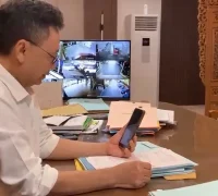 Wali Kota Pontianak Edi Rusdi Kamtono melakukan panggilan video call untuk memantau ASN yang melaksanakan WFH.