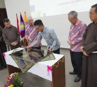 Wali Kota Pontianak Edi Rusdi Kamtono menandatangani prasasti peresmian Gedund Leopold Mandic Universitas Widya Dharma.