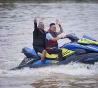 Wali Kota Pontianak Edi Rusdi Kamtono saat menjajal jetski di Sungai Kapuas usai meresmikan Panorama Jetski Pontianak.