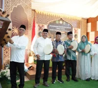 1. Sekretaris Daerah Kota Pontianak Amirullah menabuh beduk menandai dibukanya MTQ ke-34 Tingkat Kecamatan Pontianak Barat.