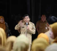 Staf Ahli Wali Kota Pontianak Bidang Keuangan dan Pembangunan, Muchammad Yamin memberikan arahan kepada peserta apel pagi.
