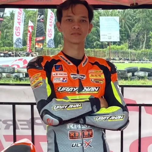 Yossie Legisadewo, juara Kejurnas Motoprix Regional Kalimantan di Sirkuit Taman Pasir Panjang Singkawang.