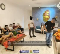 Petugas Jabatan Imigresen Malaysia saat razia di Miri mengamankan 3 WNI terkait pelanggaran izin tinggal.