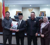 Wali Kota Pontianak Edi Rusdi Kamtono menerima rekomendasi DPRD Kota Pontianak terhadap Laporan Keterangan Pertanggungjawaban Wali Kota Pontianak tahun 2025.