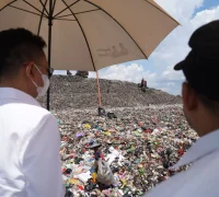 Wali Kota Pontianak Edi Rusdi Kamtono meninjau TPA Batulayang yang akan beralih dari sistem open dumping menjadi sanitary landfill dan contolled landfill.